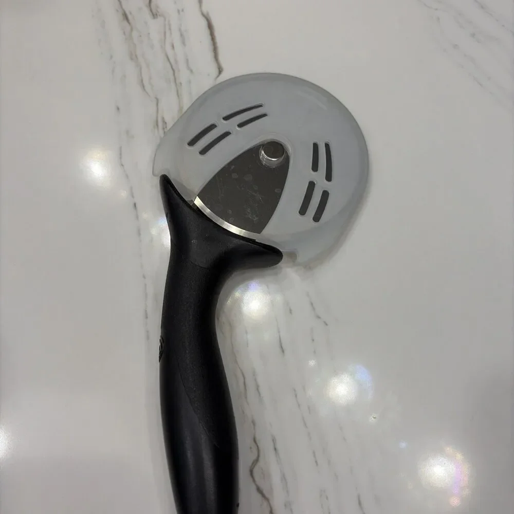 The Pampered Chef Stainless Steel Pizza & Crust Cutter With Blade Cover #1303